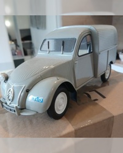 Citroën 2 CV camionnette 1958. 1/18. Norev