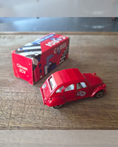 Corgi Classics Citroën 2 CV 1:43 Red/White Diecast Car w/ Box & Stand