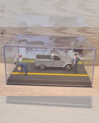 CITROËN 2 CV PICK-UP - THE YELLOW LINE - BLUE ROAD DIORAMA - IXO / ALTAYA 1/43
